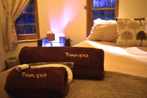 Vivianna bedroom towels detail, Treeopia